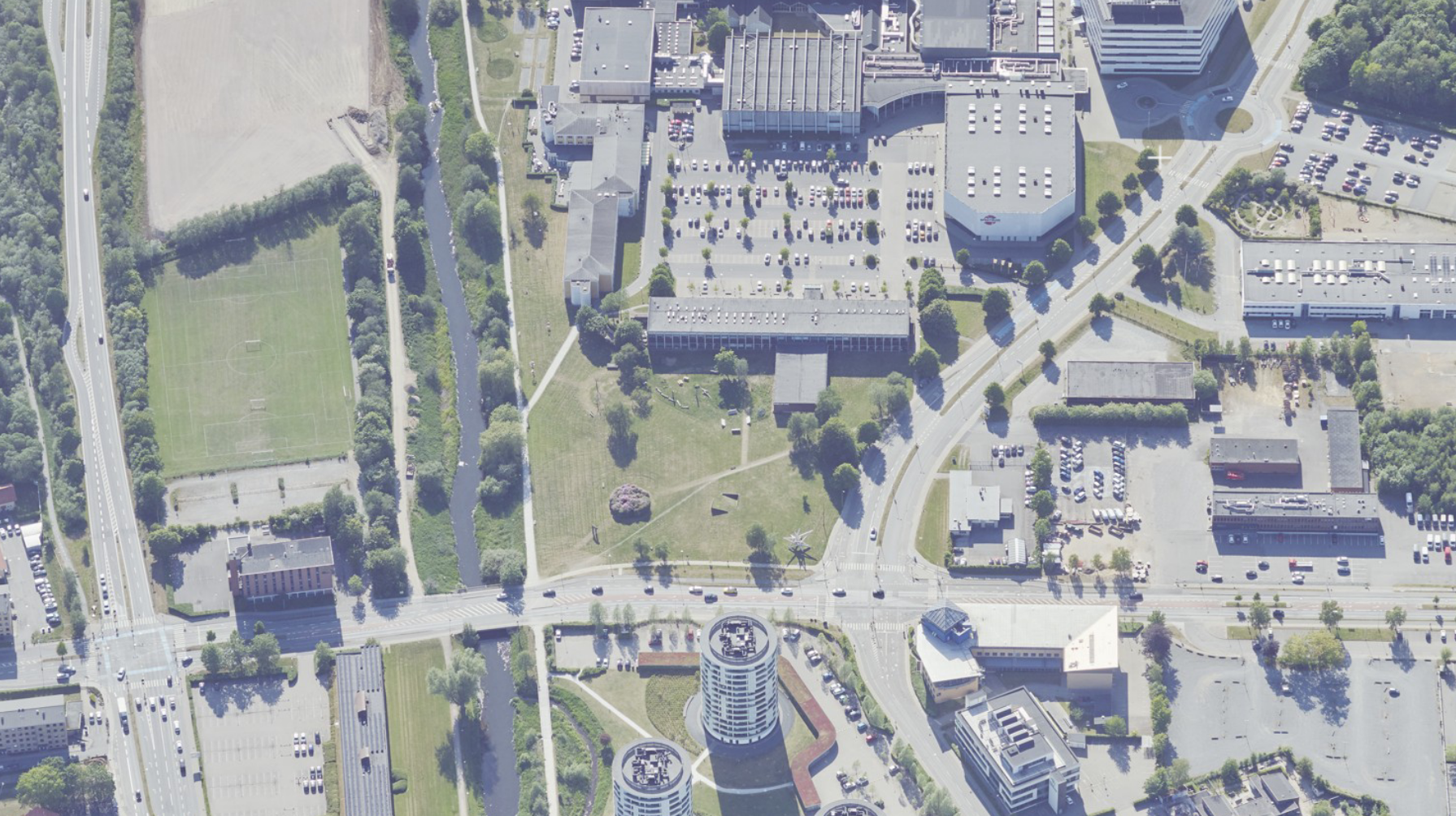 Luftbillede over det eksisterende bibliotek og krydset ved Boulavarden og Vestre Engvej i Vejle